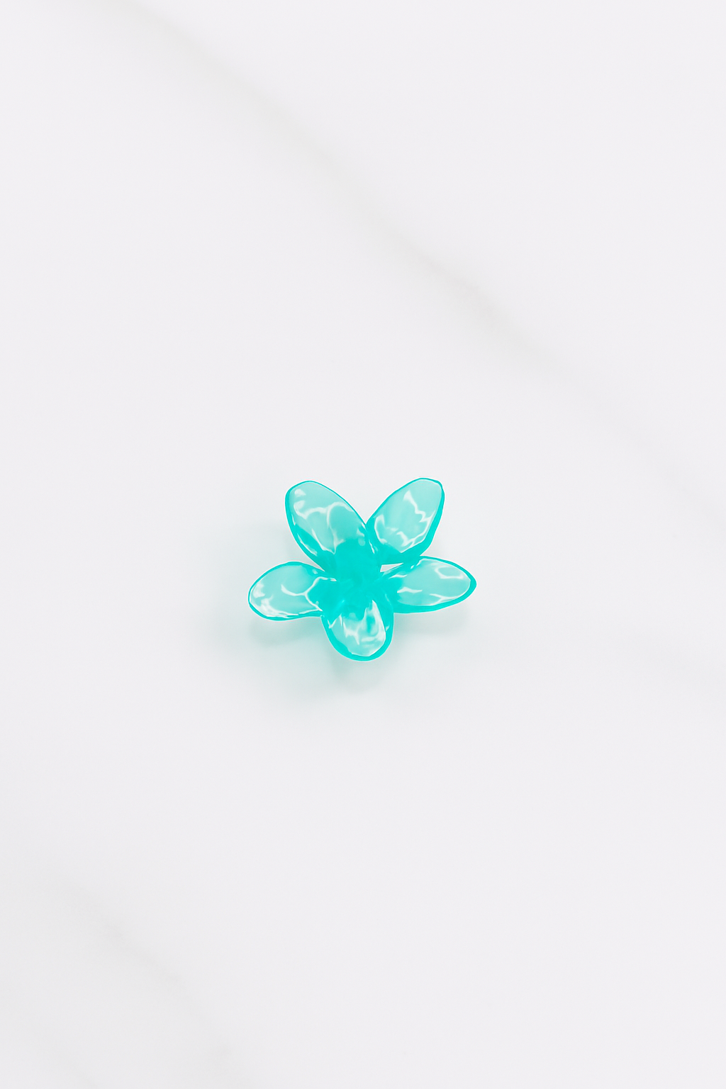 Pinza Flor Hawaiana Transparente Con Azul Pequeña